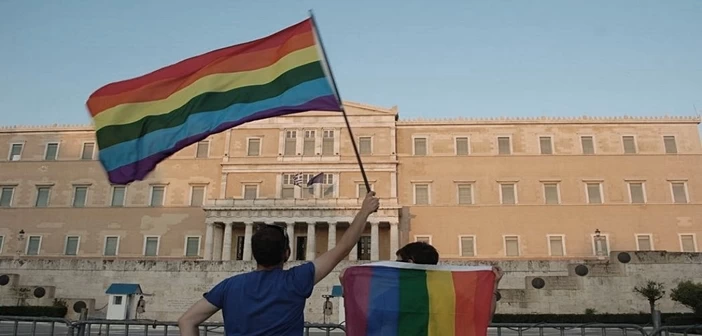 Φουστηδες και παλληκαρια γιναμε μαλλια κουβαρια.....ΜΕΓΑΛΕ ΚΟΥΛΗ!!!